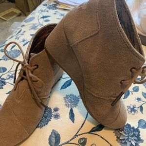 Toms Taupe Desert Wedges⭐️